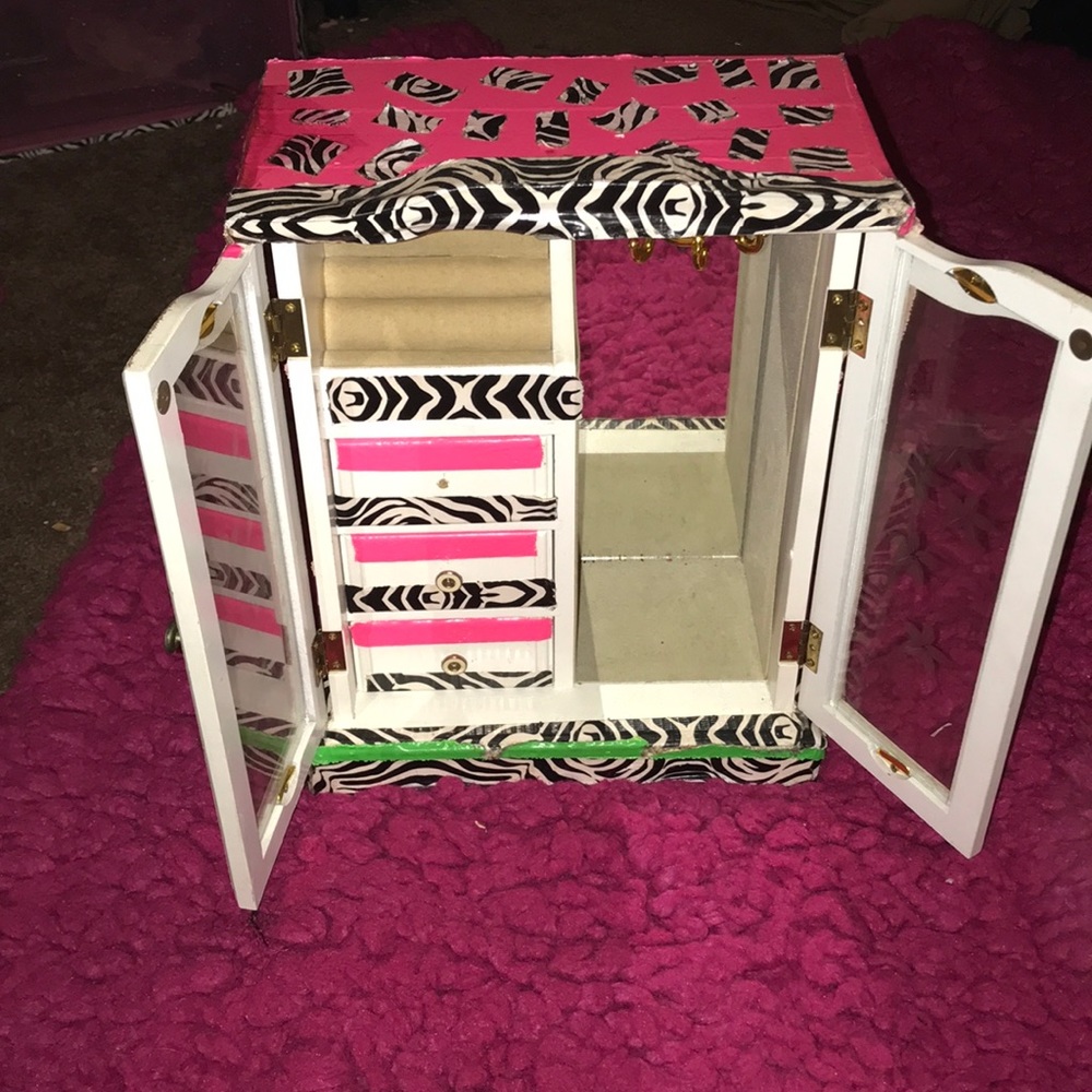 it’s a mini jewelry box